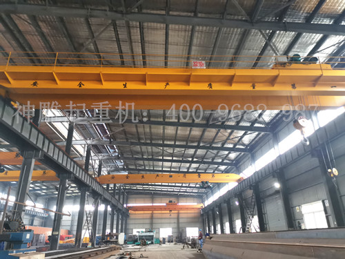 具有內置翻轉式照明裝置車庫電動升降門